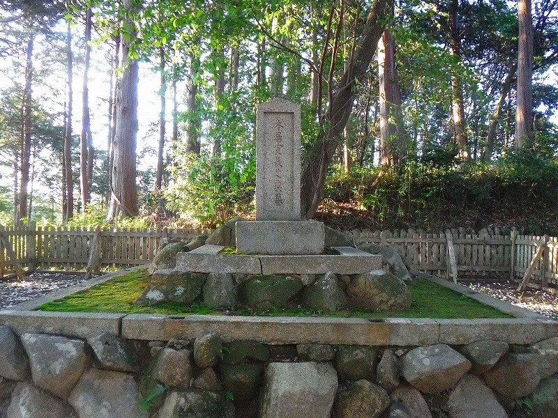 本居宣長奥墓 おくつき は 山室町の松阪ちとせの森の山頂にある神聖な場所 松阪市つーしん